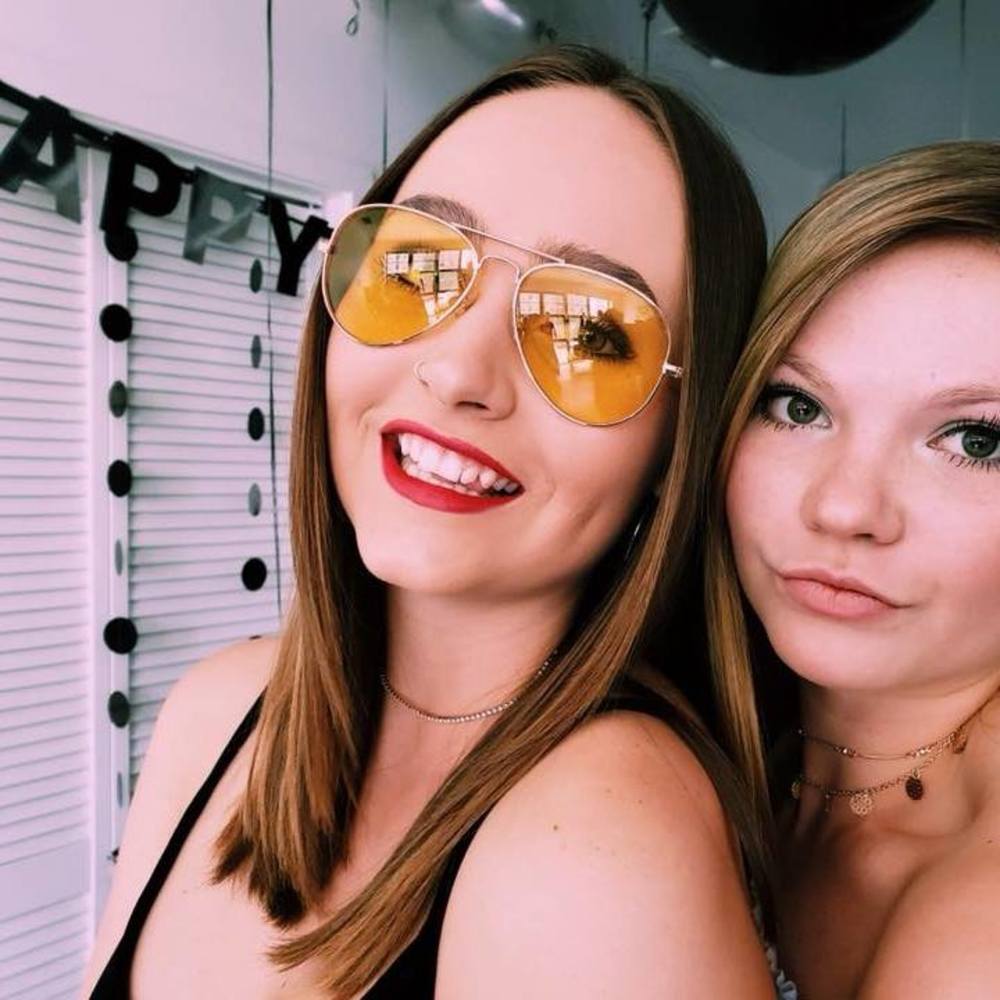 Meet your Posher, Izzi